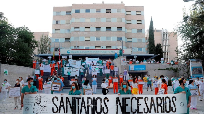 31/05/2020.- Miembros del personal sanitario del Hospital Gregorio Marañón posan con una pancarta en la que se lee ''Sanitarios necesarios'' durante una concentración este lunes en el exterior del hospital en Madrid, en la primera jornada de la Comunidad