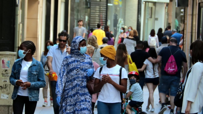 Imatge de gent caminant per l'Eix Comercial de Lleida, el 18 de maig del 2020. SALVADOR MIRET / ACN