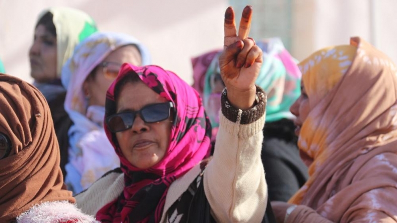 Una mujer saharaui hace el saludo típico de la región en Tifafiti, ciudad liberada del Sáhara Occidental. JOSE CARMONA.