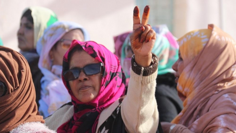 Una mujer saharaui hace el saludo típico de la región en Tifafiti, ciudad liberada del Sáhara Occidental. JOSE CARMONA.
