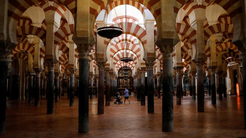 Un hombre, con un carrito de niño, visita la Mezquita de Córdoba, en su reapertura tras el cierre por la emergencia sanitaria durante la pandemia por coronavirus. REUTERS/Jon Nazca