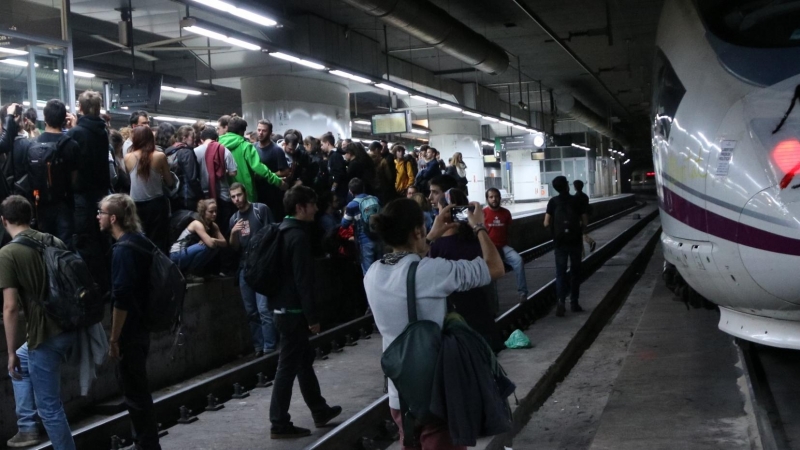 Diverses persones ocupen l'andana de l'estació de Sants de Barcelona el 8 de novembre de 2017. ANDREA ZAMORANO / ACN