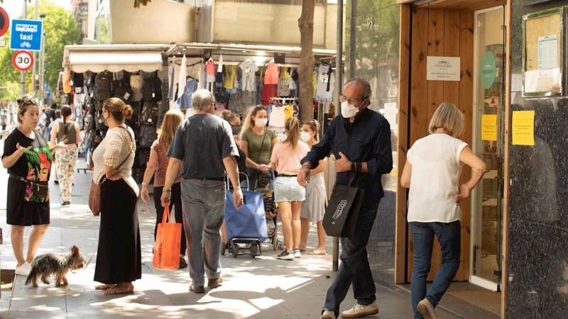 Aspecto del eje comercial de Creucoberta de Barcelona, este miércoles, mientras se sigue con atención la evolución de las buenas cifras epidemiológicas para confirmar que el próximo lunes toda Cataluña pueda progresar en el proceso de desescalada, mientra