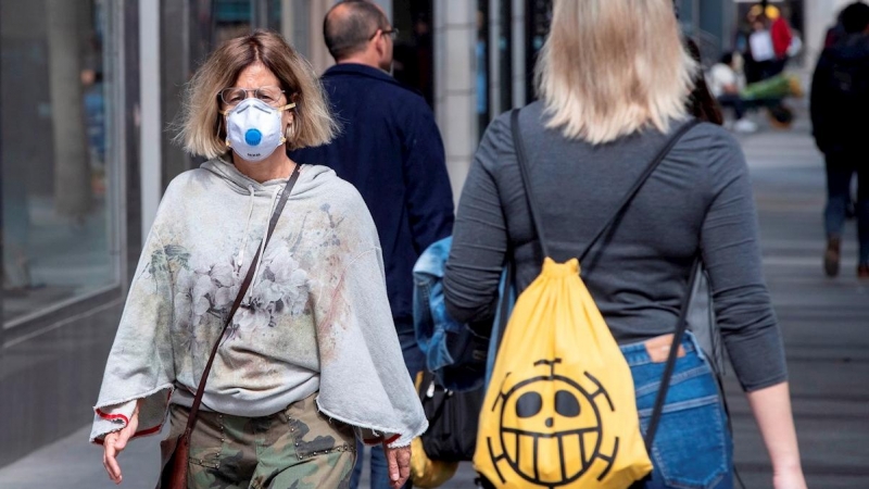 Un mujer se protege del coronavirus con una mascarilla en la Gran Vía de Murcia. EFE/Marcial Guillén/Archivo