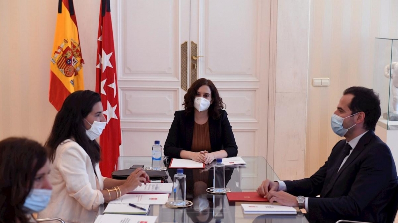 La presidenta de la Comunidad de Madrid Isabel Díaz Ayuso, junto con el vicepresidente Ignacio Aguado y la diputada de Vox Rocío Monasterio./Victor Lerena  (EFE)