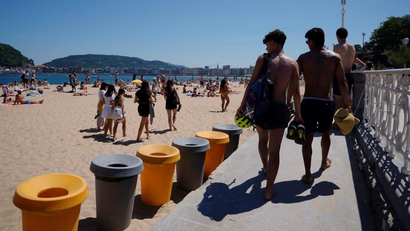 Gente en la playa de Ondarreta, en San Sebastian. REUTERS/Vincent West