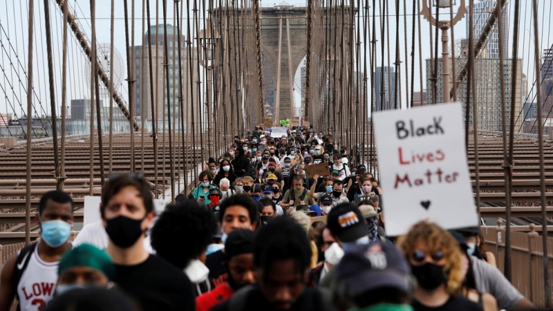 Manifestación en el puente de Brooklyn, Nueva York, contra la brutalidad policial contra la comunidad negra en EEUU. - REUTERS