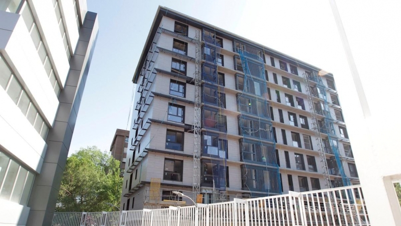 26/05/2020.- En la foto, un edificio en construcción en la Avenida de Burgos. EFE/Marcel Guinot/Archivo