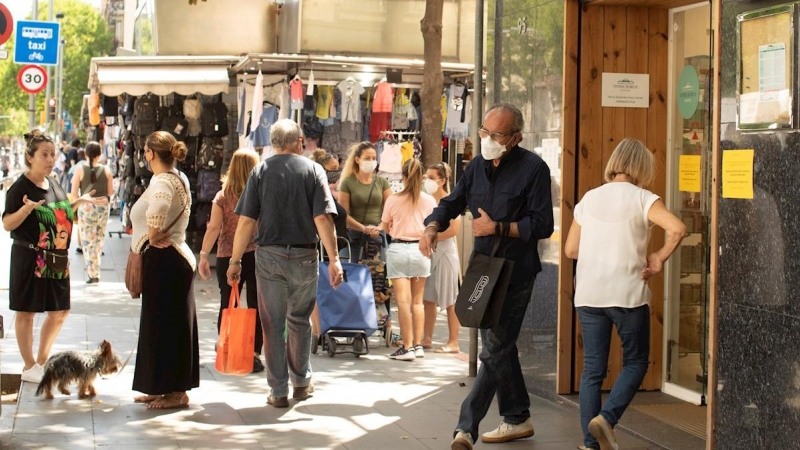 Una imatge de l'eix comercial de la Creu Coberta de Barcelona aquesta setmana. EFE / MARTA PÉREZ