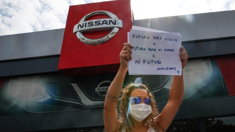 Una trabajadora de Nissan protesta por el anunciado cierre de la planta de la Zona Franca de Barcelona, frente a un concesionario de la firma japonesa en  Granollers.  EFE/Alejandro Garcia