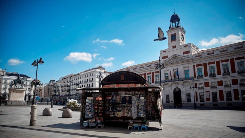 05/06/2020.- Vista de la Puerta del Sol de Madrid con el edificio de la Real Casa de Correos de fondo. EFE/Ana Marquez/Archivo