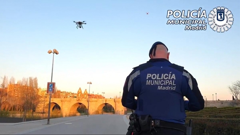 Un agente controla el vuelo de un dron, en Madrid Río, a la altura del Puente de Segovia. POLICÍA MUNICIPAL DE MADRID