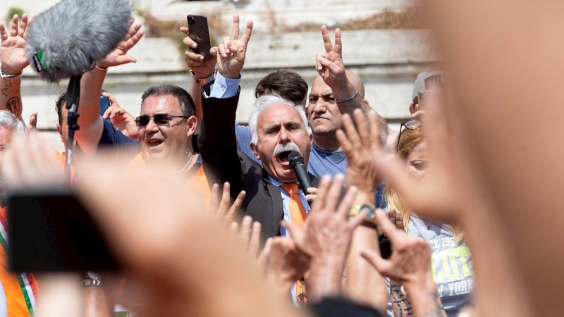 El excarabinero Antonio Pappalardo (C), fundador del movimiento de los'chalecos naranjas', pronuncia un discurso durante una protesta durante las celebraciones del 74 aniversario de la República italiana en Roma (Italia), este martes. Italia celebró hoy e