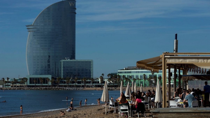 Aspecto de uno de los chiringuitos de la playa de la Barceloneta ayer viernes. EFE/Enric Fontcuberta