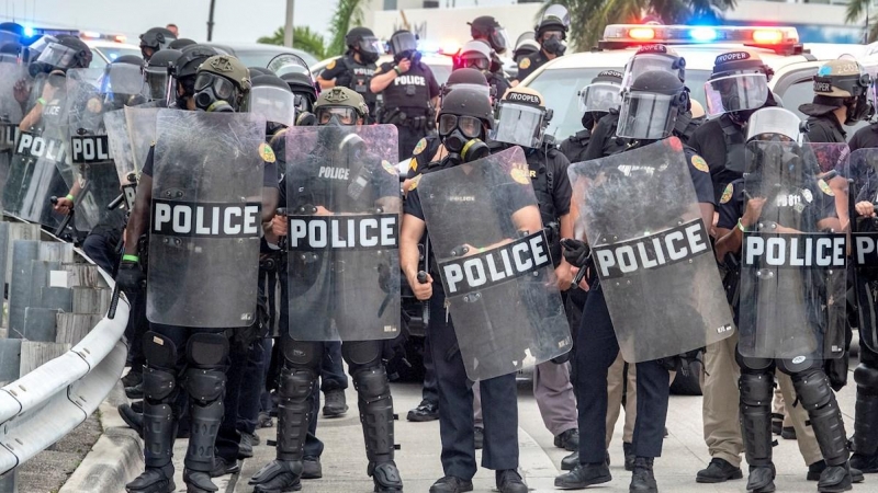 Policía de Estados Unidos durante una manifestación por el asesinato de George Floyd