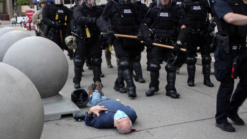 Martin Gugino yace en el suelo después de ser empujado por dos agentes de policía de Buffalo, Nueva York, durante una protesta contra la muerte bajo custodia policial de George Floyd en Minneapolis. Reuters