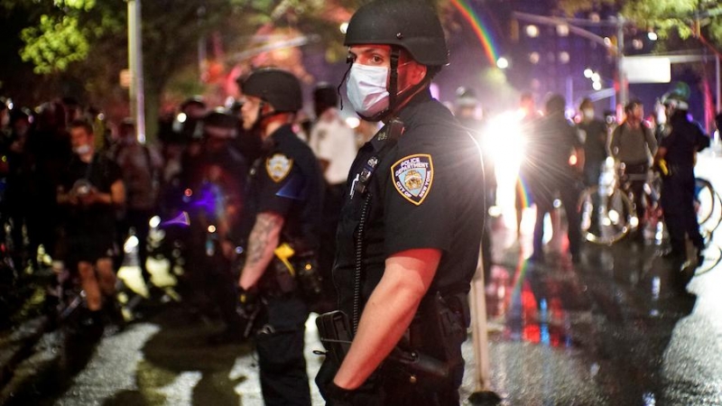 Policía de Nueva York durante las protestas raciales por la muerte de George Floyd. Reuters.