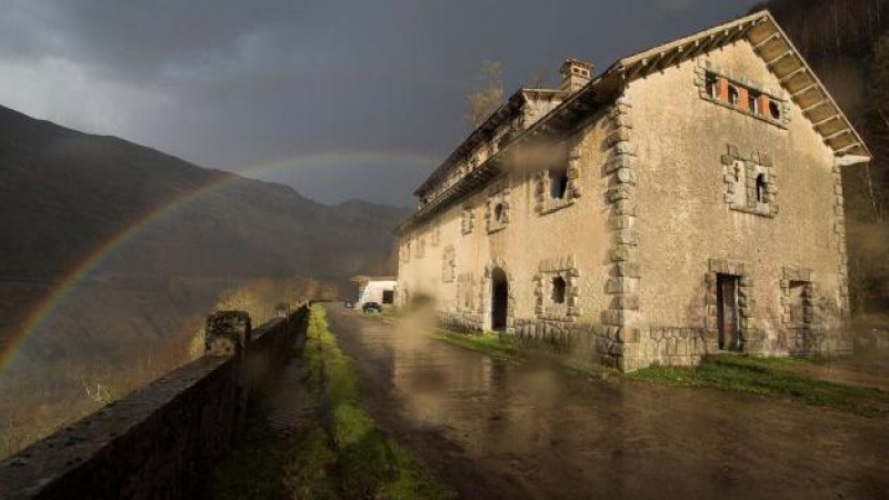 Vista de la estación de Yera, en la parte cántabra del túnel de la Engaña, construido a mediados del siglo pasado por presos republicanos y habitantes de la Vega de Pas (Cantabria), que iba a formar parte del eje ferroviario Santander-Mediterráneo y que f