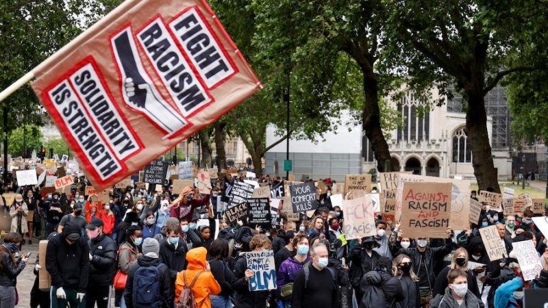 Cientos de manifestantes británicos protestan en Londres contra la brutalidad policial que acabó con la vida de George Floyd. | Reuters. John Sibley