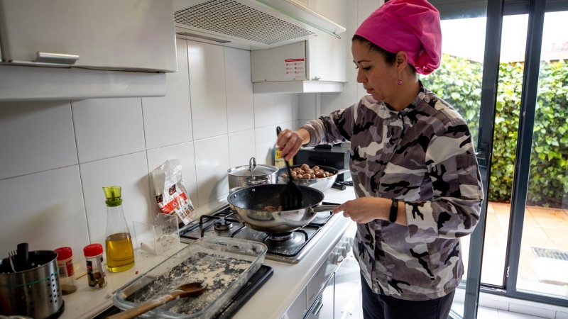 La cocinera de la empresa prepara la comida del día. CHRISTIAN GONZÁLEZ.