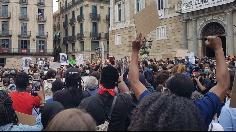 Centenars de persones assisteixen a la concentració a Barcelona en resposta a l'assassinat de George Floyd en mans de la policia als Estats Units. Cèlia Muns