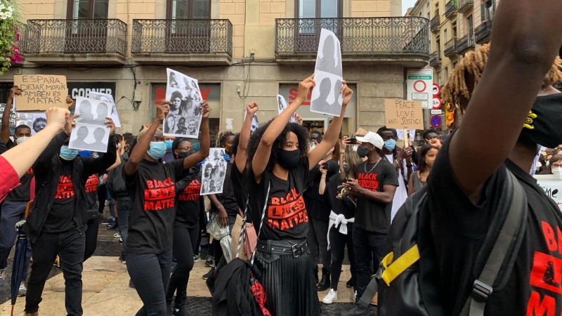 Un grup de manifestants mostren samarretes amb el lema 'Black Lives Matter' (les vides negres importen) durant la concentració antiracista a Barcelona d'aquest diumenge. Cèlia Muns