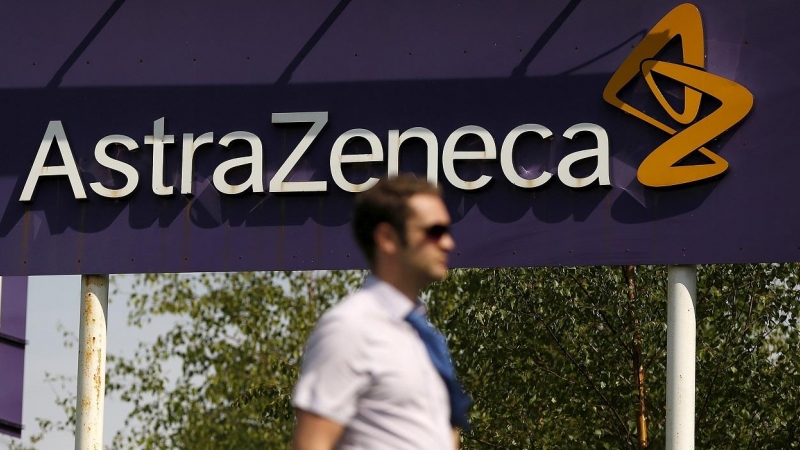 Un hombre pasa frente al logo de la farmacéutica AstraZeneca, en su sede en la localidad británica de Macclesfield. REUTERS/Phil Noble