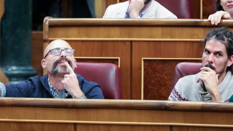 Los diputados de Unidas Podemos Txema Guijarro y Alberto Rodríguez sentados en sus escaños durante  el debate de investidura del presidente de Pedro Sánches. E.P./Jesús Hellín