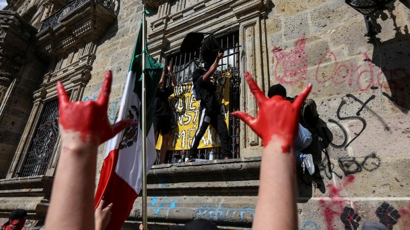 Manifestaciones en Jalisco por la muere de Giovanni López. REUTERS.