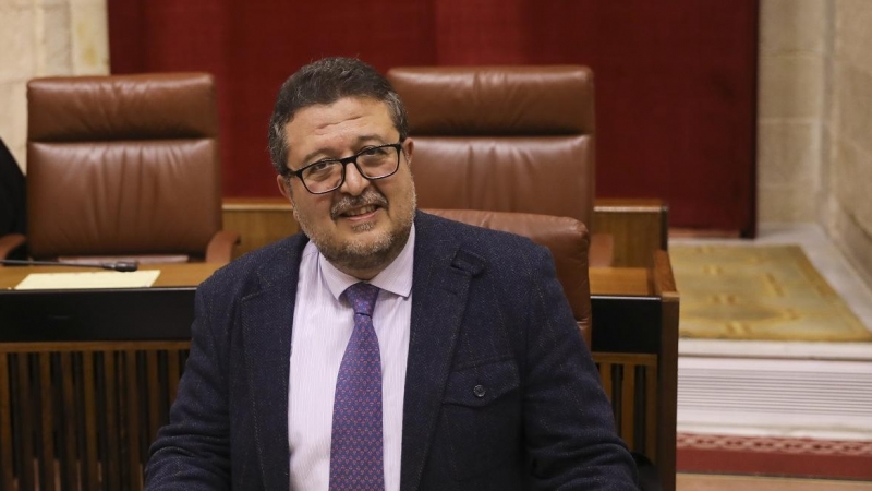 El presidente del grupo parlamentario Vox, Francisco Serrano, en su escaño en el Parlamento de Andalucía. E.P./María José López