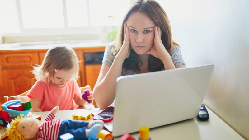 Hay señales tempranas de que las mujeres científicas, al estar dedicando más tiempo a cuidar y a la educación de los hijos en casa, están publicando menos. / Adobe Stock