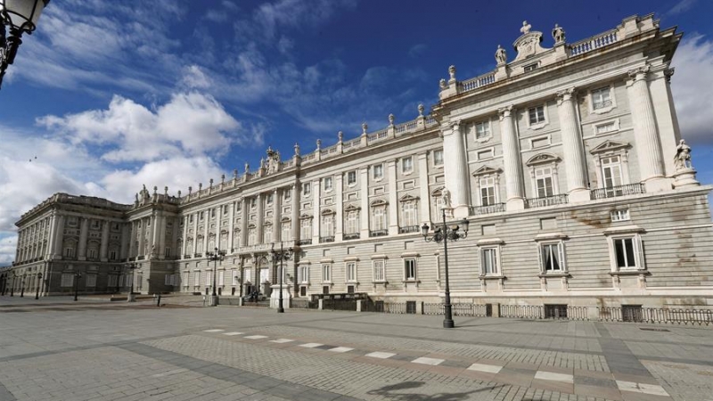 Vista del Palacio Real en una inusual Plaza de Oriente vacía por el estado de alarma por la crisis sanitaria del coronavirus. EFE/Kiko Huesca/Archivo