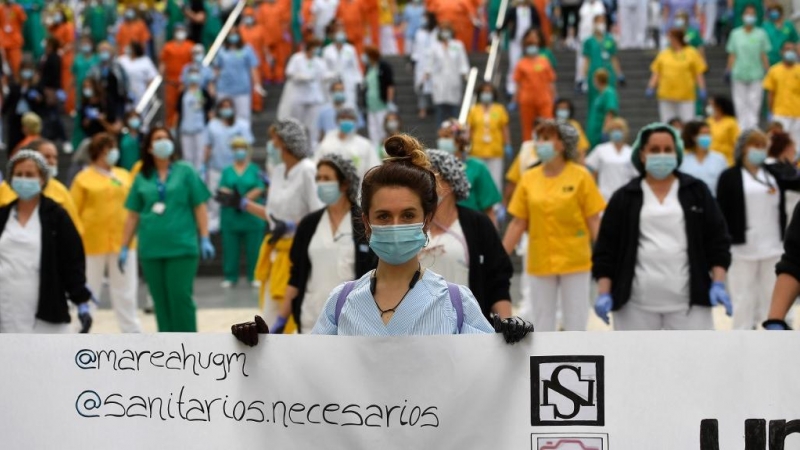 08/06/2020 Los sanitarios se concentran para defender la sanidad pública y denunciar los 'recortes y privatizaciones' en el Hospital Gregorio Marañón (Madrid). / AFP - PIERRE-PHILIPPE MARCOU