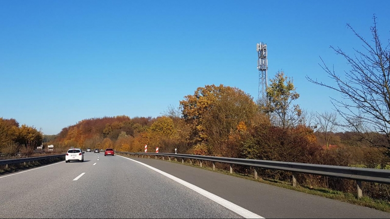 Antenas de Telefónica en torre de telecomunicaciones en una carretera de Alemania. E.P.