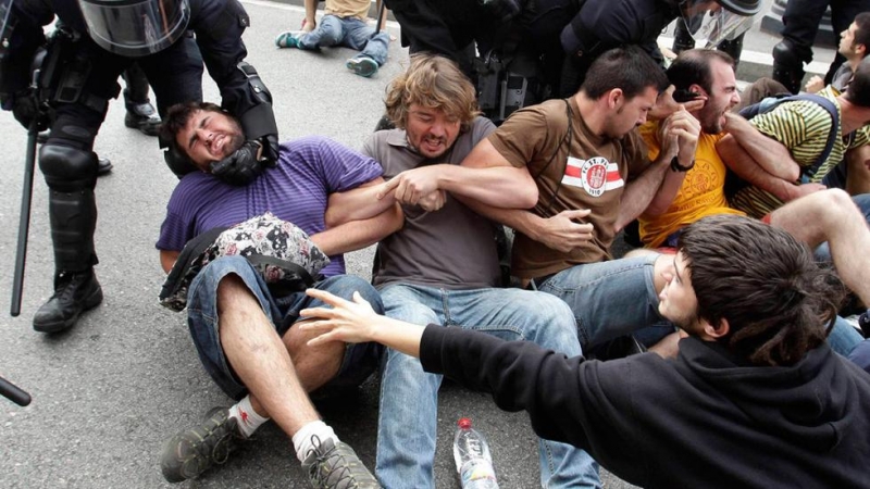 Antidisturbios de los Mossos desalojan plaza Catalunya en mayo de 2011 / Reuters