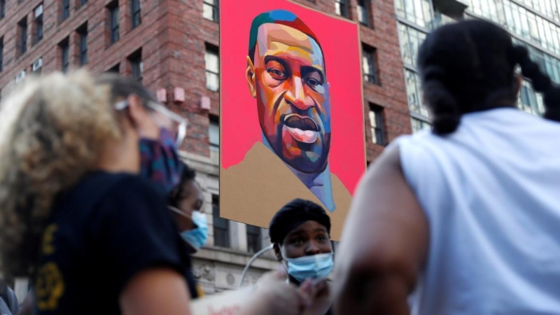 Un retrato de George Floyd durante una protesta contra la desigualdad racial tras su asesinato. En la ciudad de Nueva York. REUTERS / Shannon Stapleton