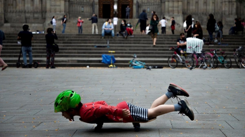 Ambiente en la Avenida de la Catedral este lunes en Barcelona. | EFE