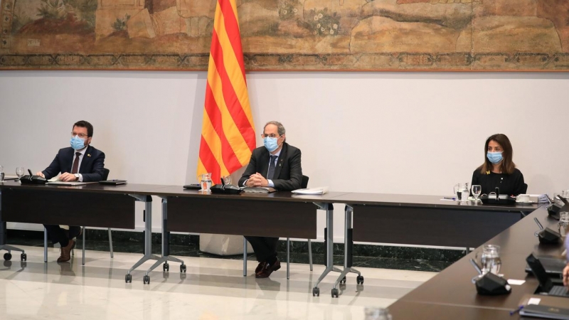 El president del Govern, Quim Torra, el vicepresident, Pere Aragonès, i la consellera Meritxell Budó, durant la primera reunió del Consell Executiu presencial des de l'esclat de la pandèmia del coronavirus, a Palau el 9 de juny de 2020 (Horitzontal)