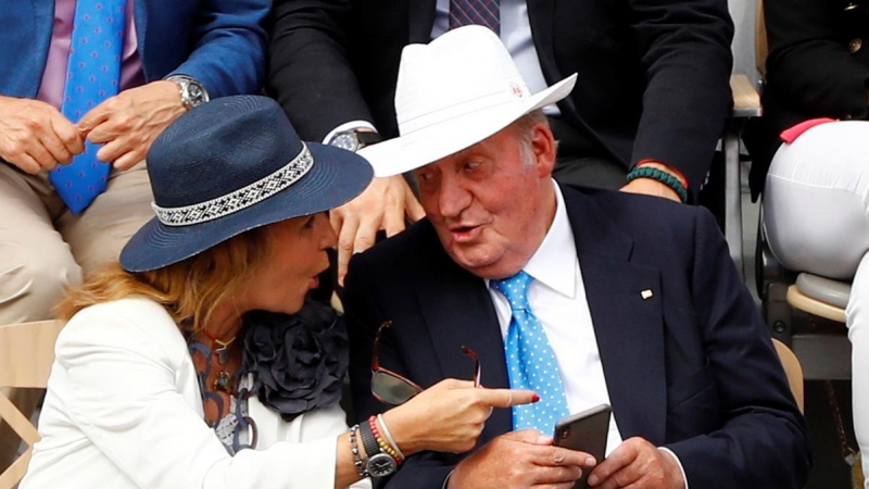 Juan Carlos I y la infanta Elena en Roland Garros, París. - REUTERS