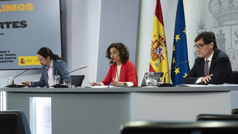 El vicepresidente de Derechos Sociales, Pablo Iglesias, la ministra portavoz y de Hacienda, María Jesús Montero, y el ministro de Sanidad, Salvador Illa, comparecen en rueda de prensa posterior al Consejo de Ministros. E.P./Maya Balanyà/Pool