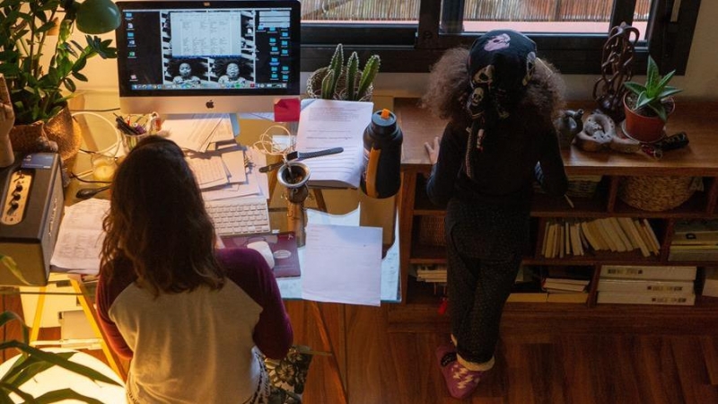 Una mujer realiza teletrabajo en su casa. / EFE/Enric Fontcuberta/Archivo