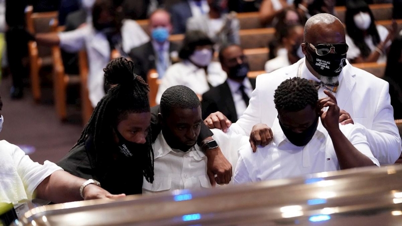 Familiares y amigos en el funeral de George Floyd en Houston. / EFE -David J. Phillip