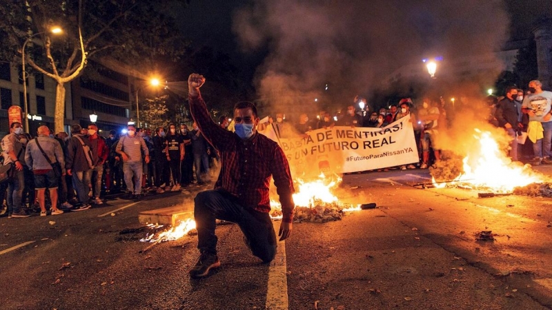 09/06/2020.- Más de un millar de trabajadores de Nissan convocados por los sindicatos se han manifestado en una marcha nocturna este martes en Barcelona contra el cierre de las plantas de la multinacional nipona en Cataluña. EFE/Enric Fontcuberta