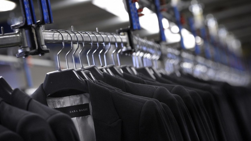 Chaquetas de la marca Zara, en la factoría de Inditex en su sede central en la localidad coruñesa de Arteixo. AFP/Miguel Riopa