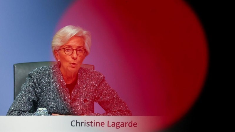 La presidenta del BCE, Christine Lagarde, durante una rueda de prensa en la sede del organismo, tras una de las reuniones mensuales del Consejo de Gobierno de la entidad, en su sede en Fráncfort.  REUTERS/Kai Pfaffenbach