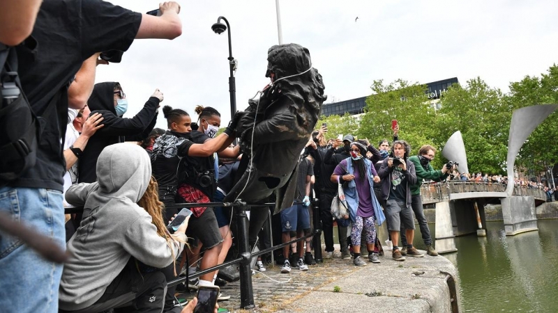 Los manifestantes arrojan al agua la estatua de Edward Colston, en el puerto de Bristol, en las protestas contra el racismo tras la muerte en EEUU del afroamericano George Floyd por un agente de policía en Minneapolis. E.P./Ben Birchall/PA Wire/dpa