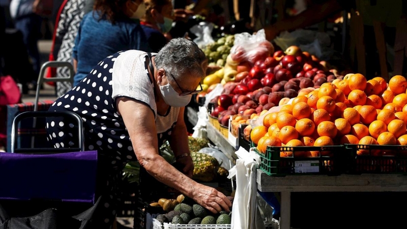 Una persona compra en el mercadillo semanal de Montcada i Reixac. /  EFE - Quique García