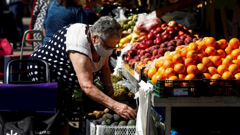 Una persona compra en el mercadillo semanal de Montcada i Reixac. /  EFE - Quique García