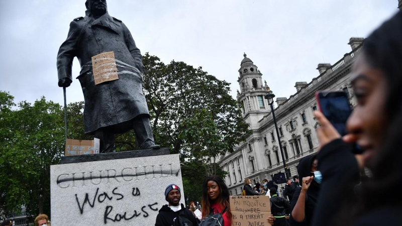 Estatua de Winston Churchill frente al Parlamento británico, en Londres, con una pintada que dice 'Era un racista'. REUTERS/Dylan Martinez