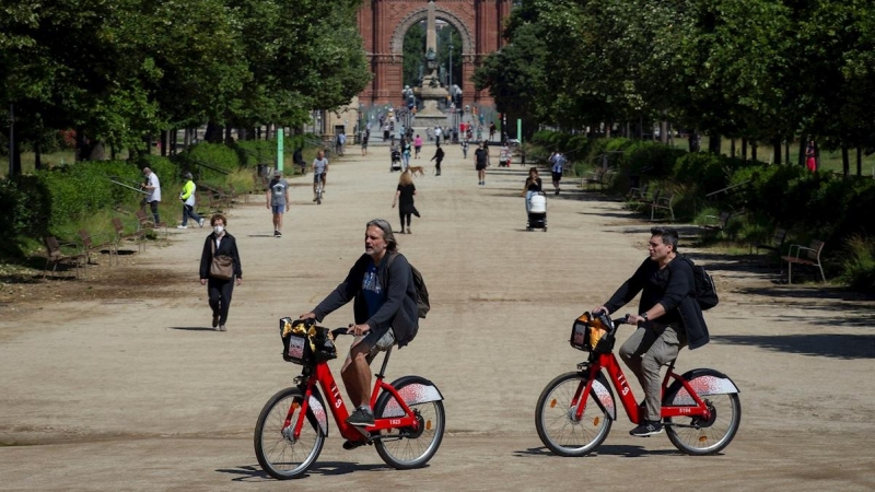 Gente paseando por el parque de la Ciutadella de Barcelona este miércoles en que el departamento de Salud de la Generalitat de Cataluña vigila los datos epidemiológicos de Barcelona y su área para ver si puede avsnzar en la desescalada y hacerla uniforme